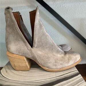 Jeffrey Campbell Women’s Taupe Suede Orwell Booties